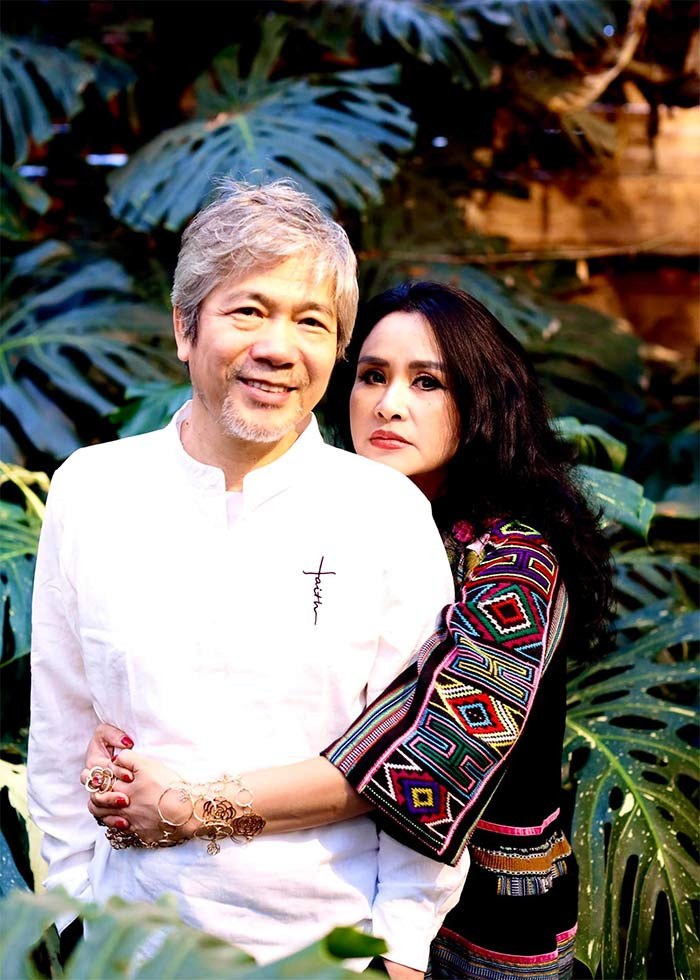 Trên trang cá nhân, nữ ca sĩ sinh năm 1969 thường khoe ảnh tình tứ cùng chồng sắp cưới và nhận được nhiều lời khen đẹp đôi.