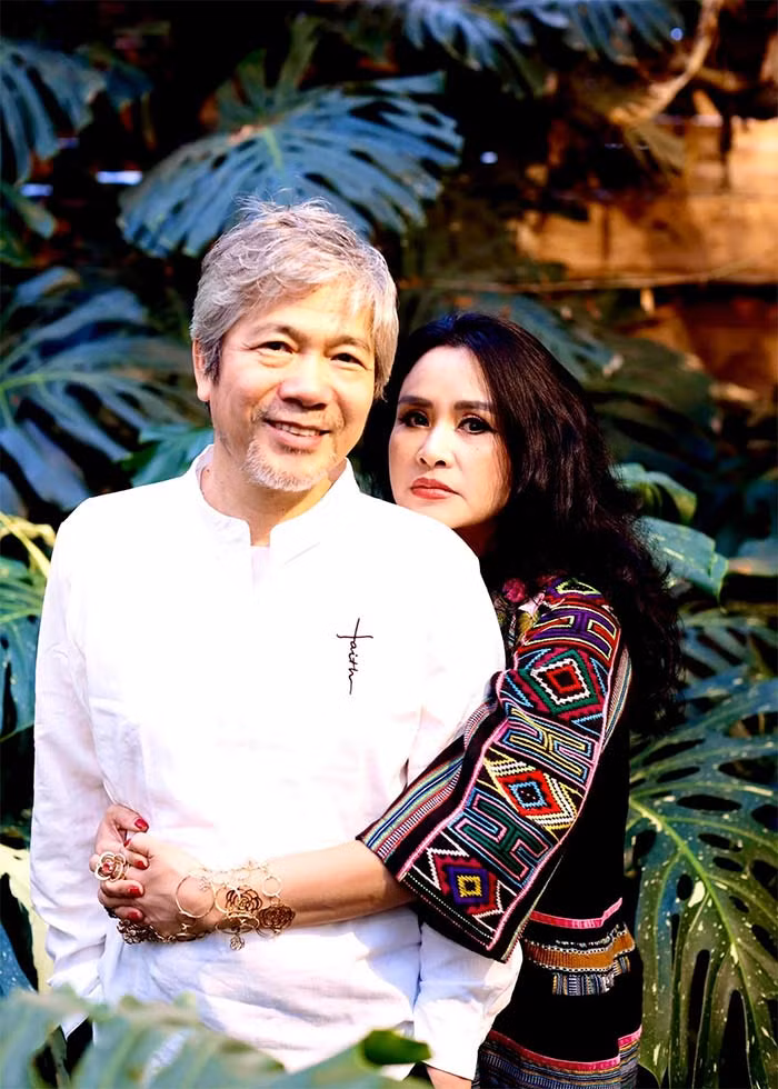 Trên trang cá nhân, nữ ca sĩ sinh năm 1969 thường khoe ảnh tình tứ cùng chồng sắp cưới và nhận được nhiều lời khen đẹp đôi.