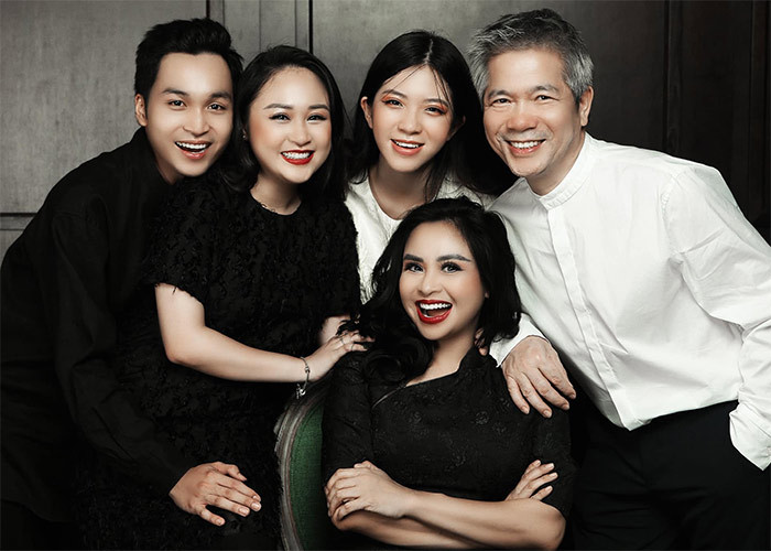 Ca sĩ Thanh Lam rất hạnh phúc vì các con đều đã khôn lớn trưởng thành. Cô cũng có mối quan hệ rất tốt với con riêng của bác sĩ Tiến Hùng.