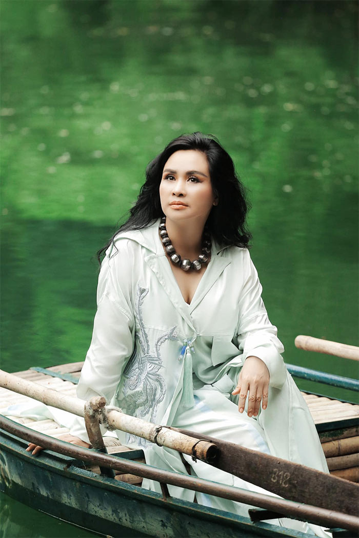 Tình yêu giúp Thanh Lam ngày càng trẻ trung hơn. Ở tuổi 54, nhan sắc của giọng ca "Hoa tím ngoài sân" được nhiều người khen là "bị thời gian quên lãng".