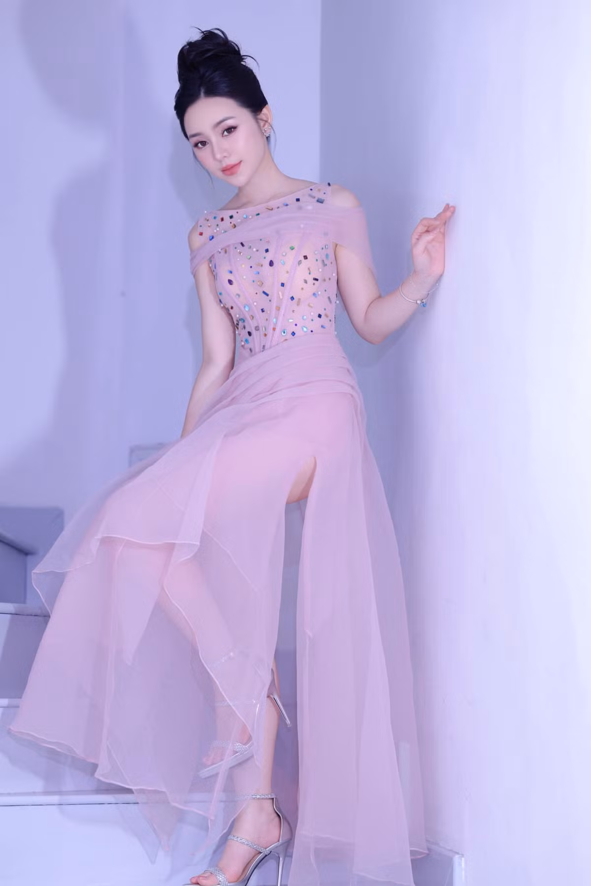 Chiếc đầm với chân váy xẻ đùi cao làm tôn lên đôi chân nuột nà của của cô giáo Nguyệt "Chúng ta của 8 năm sau".