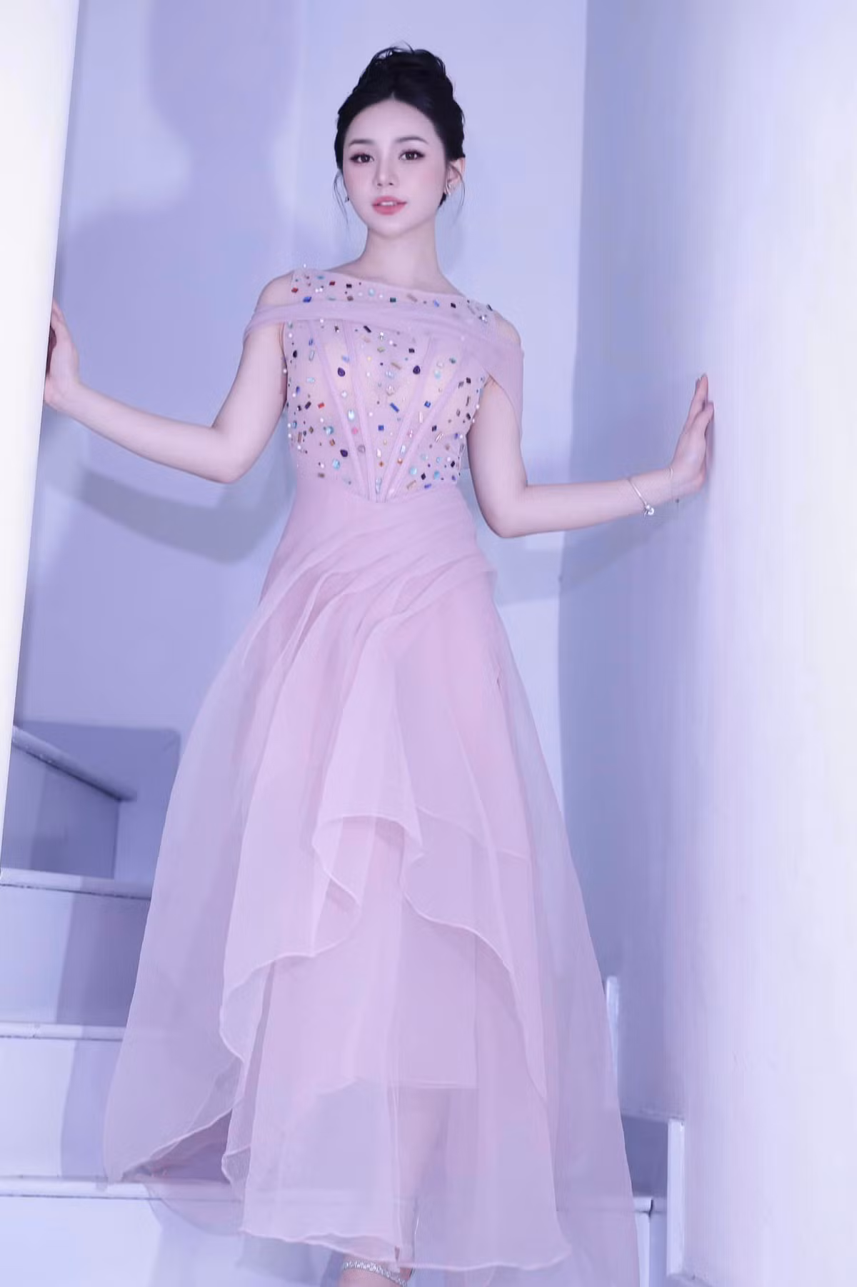 Tuy nhiên, chiếc đầm xuyên thấu với lớp vải mỏng manh khiến nữ diễn viên để lộ rõ hai miếng mút độn ngực.