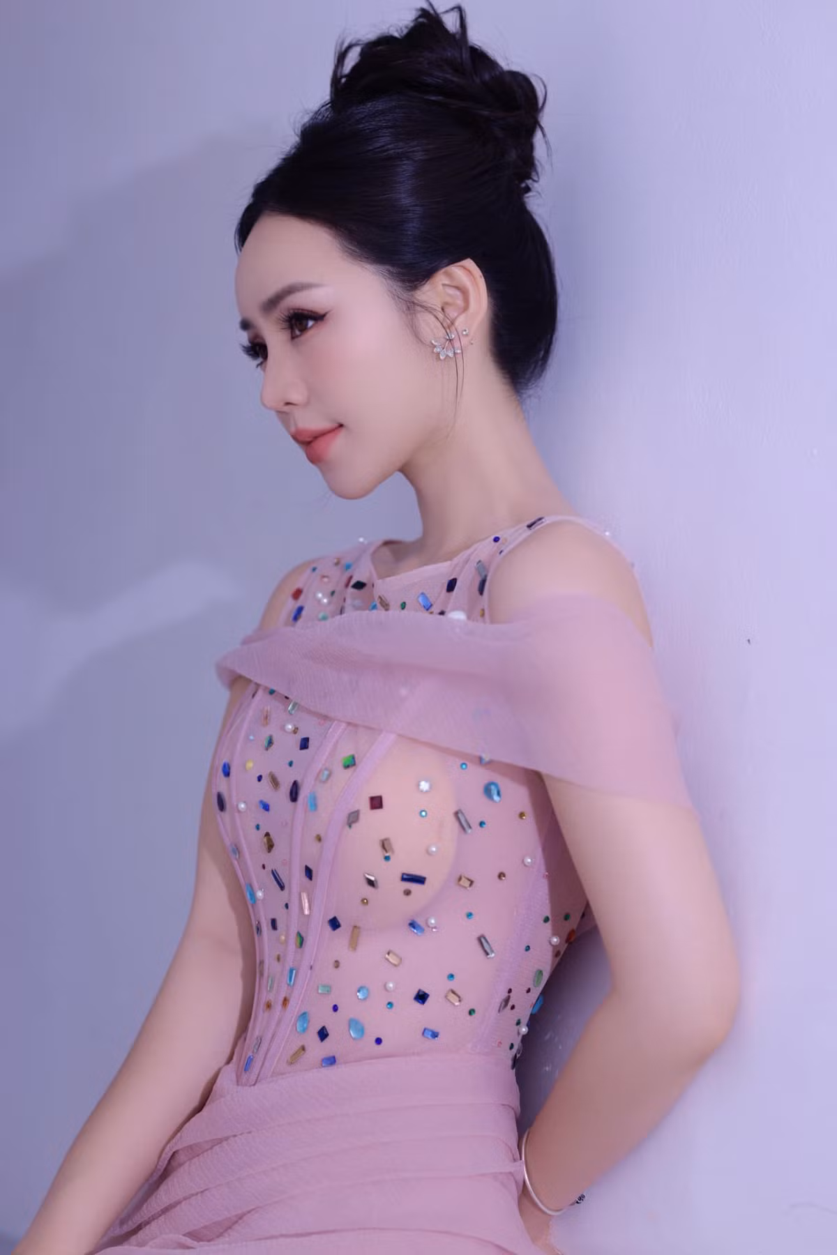 Trong bức ảnh cận cảnh, chiếc "phụ tùng" khác màu như "chọi" hoàn toàn với lớp váy mỏng màu tím phía ngoài. Tuy vậy, Quỳnh Kool vẫn rất thoải mái chia sẻ bức ảnh "lỗi" trang phục của mình.