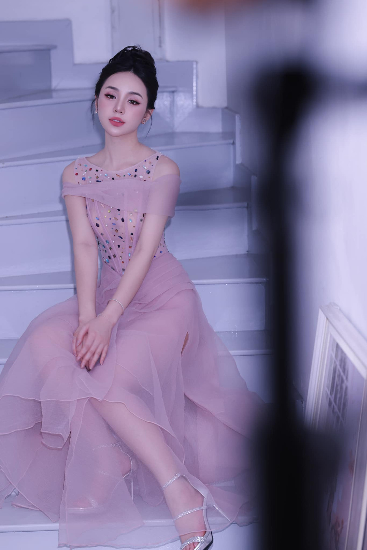 Quỳnh Kool diện đầm bánh bèo xuyên thấu lộ “phụ tùng“ Quynh Kool dien dam banh beo xuyen thau lo “phu tung“