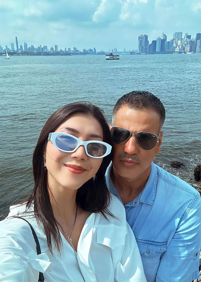 Ngoài tình cảm, cả hai còn là đối tác của nhau trong công việc. Cựu người mẫu cùng hợp tác tìm mua những ngôi nhà cũ, sửa chữa, bố trí nội thất bắt mắt rồi bán lại.