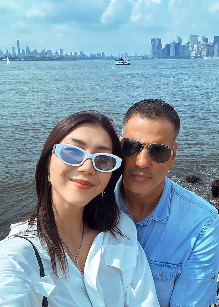 Ngoài tình cảm, cả hai còn là đối tác của nhau trong công việc. Cựu người mẫu cùng hợp tác tìm mua những ngôi nhà cũ, sửa chữa, bố trí nội thất bắt mắt rồi bán lại.