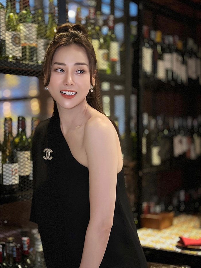 Không những thế, trong một số hình ảnh trên trang cá nhân mới đây, nữ diễn viên "Hương vị tình thân" lại chọn mặc váy suông khiến nhiều người nhầm tưởng cô đã có "tin vui".