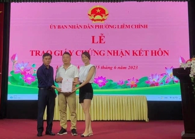 Ngày 15/6, cư dân mạng xôn xao với một clip ghi lại hình ảnh diễn viên Phương Oanh và doanh nhân Nguyễn Hòa Bình (Shark Bình) thực hiện buổi lễ trao giấy chứng nhận kết hôn tại UBND phường Liêm Chính (tỉnh Hà Nam) - quê hương của Phương Oanh. (Ảnh: Dân trí)