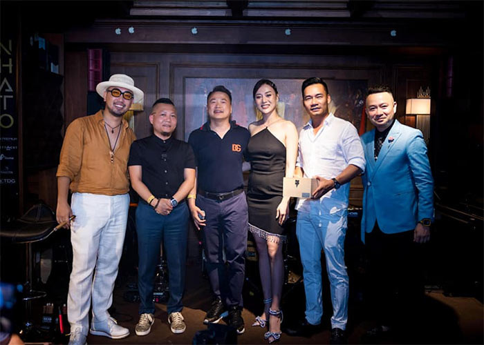 Mới đây, trong một dịp chụp ảnh chung cùng Shark Bình và bạn bè, Phương Oanh diện chiếc váy đen cổ yếm, ôm sát, khiến cô lộ rõ vòng hai không thon gọn.