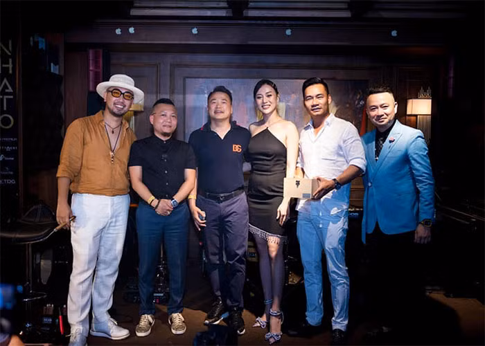 Mới đây, trong một dịp chụp ảnh chung cùng Shark Bình và bạn bè, Phương Oanh diện chiếc váy đen cổ yếm, ôm sát, khiến cô lộ rõ vòng hai không thon gọn.