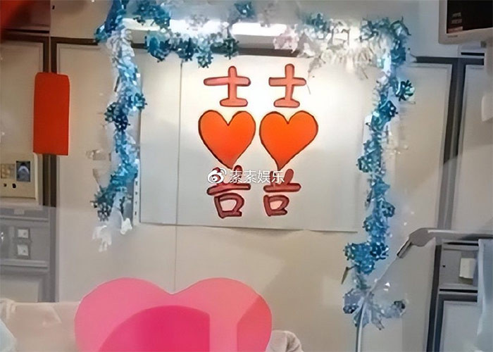 Trên đầu giường của Lý Khôn Thành là một tờ giấy chữ Hỷ do chính Lâm Tĩnh Ân viết. Cô gái sinh năm 1996 tay cầm chặt tờ đăng ký kết hôn và tạo dáng chụp ảnh với chồng đang nằm trên giường bệnh.