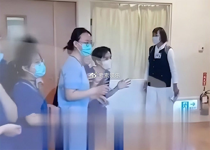 Hình ảnh trong video đám cưới cho thấy, Lâm Tĩnh Ân cầm hoa đứng ở đầu giường, còn Lý Khôn Thành nằm, trên người đầy dây dợ, máy móc xung quanh. Chứng kiến đám cưới của họ là các nhân viên y tế, bác sĩ, y tá tại phòng ICU.