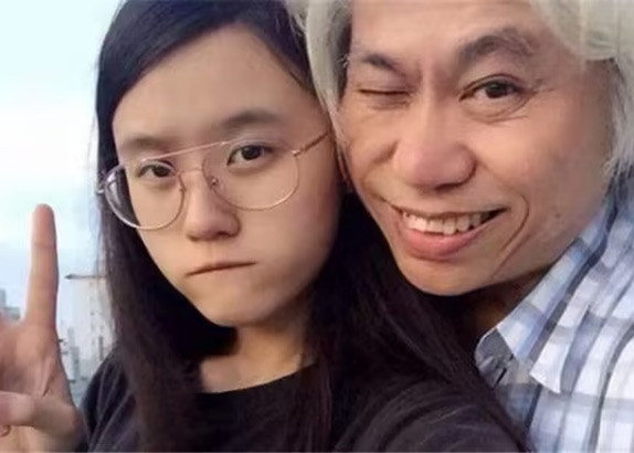 Ngày 10/4, trang ETtoday đưa tin, nhạc sĩ Lý Khôn Thành qua đời ở tuổi 66 vì ung thư trực tràng. Lý Khôn Thành sinh năm 1957, là một nhạc sĩ nổi tiếng ở Đài Loan. Lâm Tĩnh Ân là con gái một người bạn của Lý Khôn Thành. Hai người công khai chuyện tình cảm vào năm 2013 bất chấp sự phản đối của gia đình và dư luận.