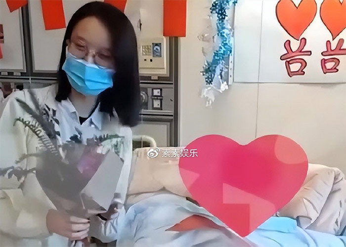 Vào ngày 10/4, truyền thông Đài Loan đã tiết lộ video đám cưới của Lý Khôn Thành kết hôn với Lâm Tĩnh Ân. Đám cưới của họ được tổ chức đơn giản tại phòng chăm sóc đặc biệt ICU của bệnh viện.