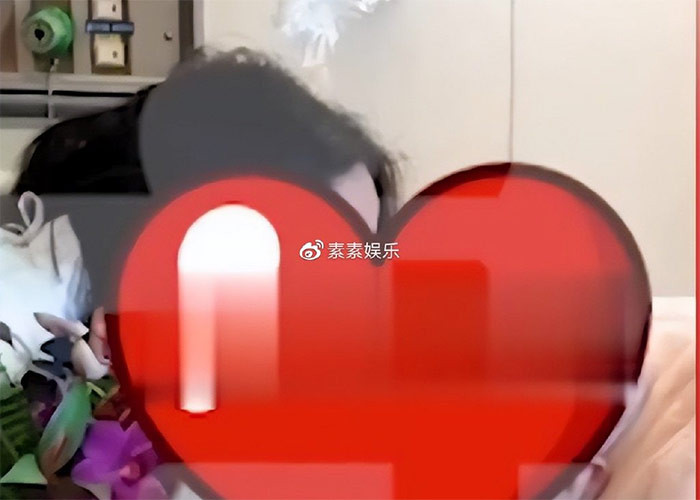 Trao cho chồng nụ hôn, Lâm Tĩnh Ân ôm chặt chồng.