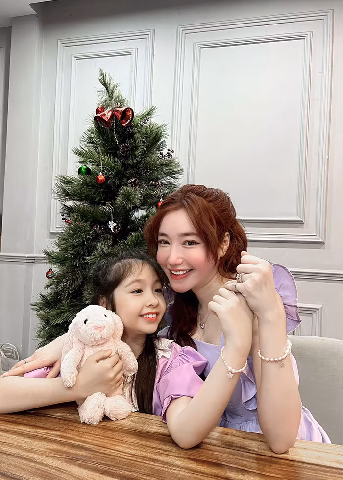 Cô bé cùng mẹ làm mẫu cho rất nhiều nhãn hàng.