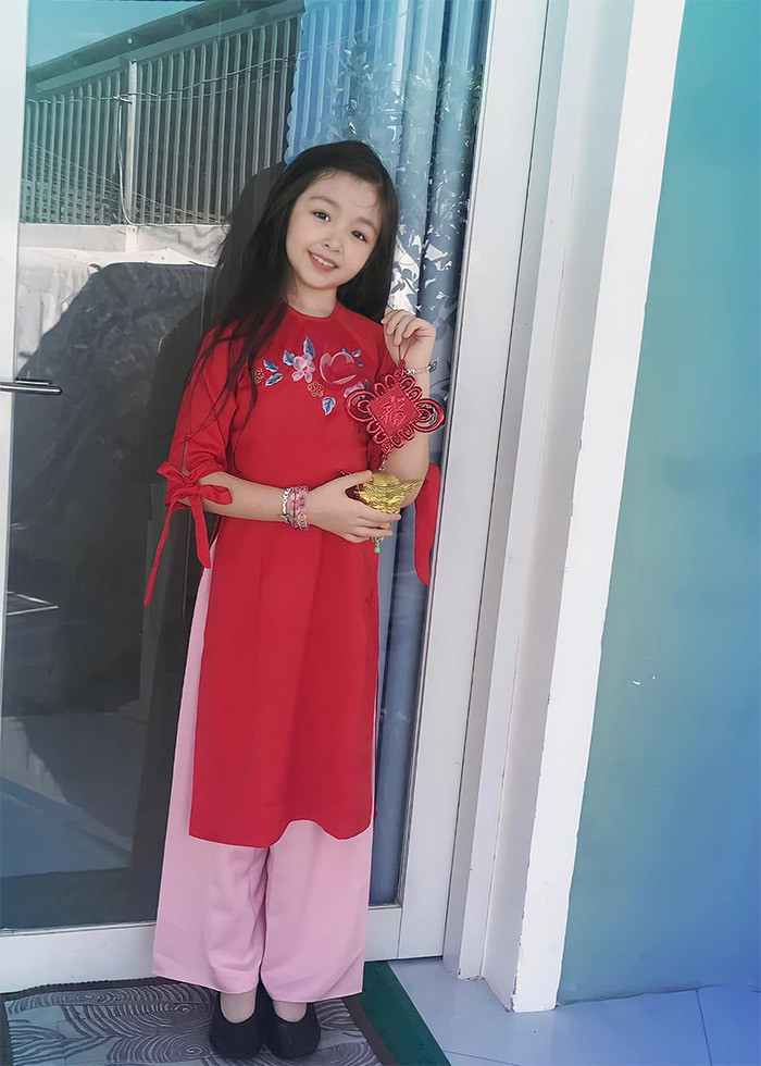 Theo mẹ Elly Trần, Mộc Trà rất ra dáng chị cả và là một cô bé hiểu chuyện, tự lập.