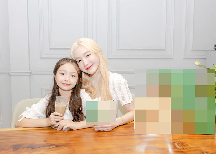 Cadie Mộc Trà có đôi mắt to tròn, mũi cao, nước da trắng.