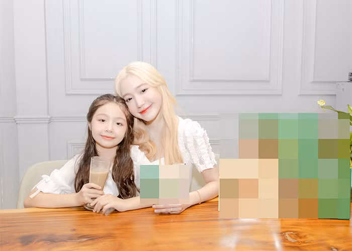 Cadie Mộc Trà có đôi mắt to tròn, mũi cao, nước da trắng.