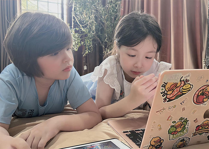 Không chỉ con gái mà con trai Alfie Túc Mạch của Elly Trần và chồng Tây cũng rất xinh xắn, đáng yêu.