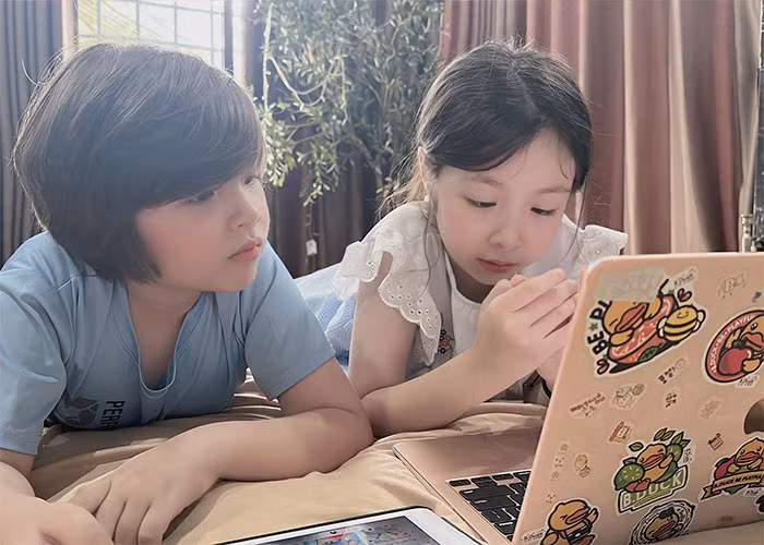 Không chỉ con gái mà con trai Alfie Túc Mạch của Elly Trần và chồng Tây cũng rất xinh xắn, đáng yêu.