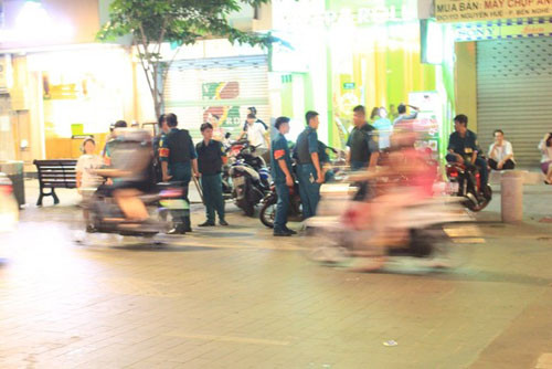 Chan dai hen danh nhau o pho Nguyen Hue vi bi che xau-Hinh-2