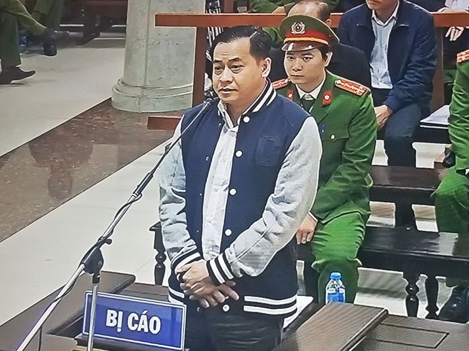 Đây là lần thứ ba Vũ "Nhôm" phải hầu tòa. Năm 2018, Vũ “nhôm” nhận 8 năm tù về tội “Cố ý làm lộ bí mật Nhà nước”, 17 năm tù về tội “Lạm dụng chức vụ quyền hạn chiếm đoạt tài sản”. (Ảnh chụp qua màn hình).