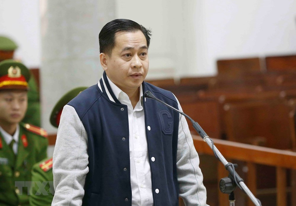 Tại phiên xử sáng nay, Vũ "nhôm" mặc chiếc áo sơ mi sáng màu bên trong, áo khoác tối màu bên ngoài. Vũ “nhôm” được đưa ra xét xử về tội “Lợi dụng chức vụ quyền hạn trong khi thi hành công vụ”. (Ảnh TTXVN)