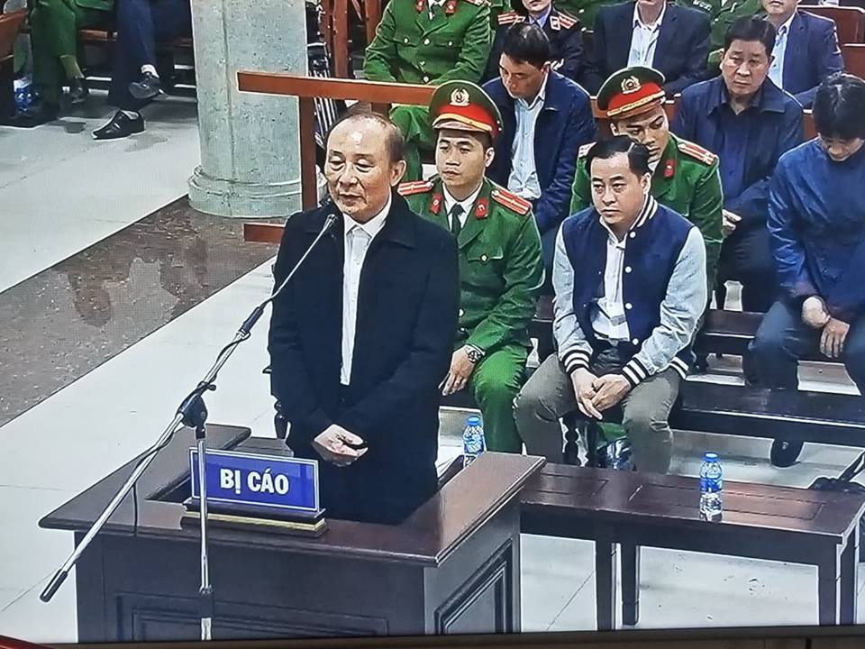 Bị cáo Phan Hữu Tuấn (nguyên Trung tướng, Phó Tổng cục trưởng Tổng cục V) ra xét xử sáng nay về tội “Lợi dụng chức vụ quyền hạn trong khi thi hành công vụ”. Trước đó, trong cùng vụ án của Vũ “nhôm”, bị cáo Phan Hữu Tuấn bị phạt 7 năm tù. (Ảnh chụp qua màn hình).