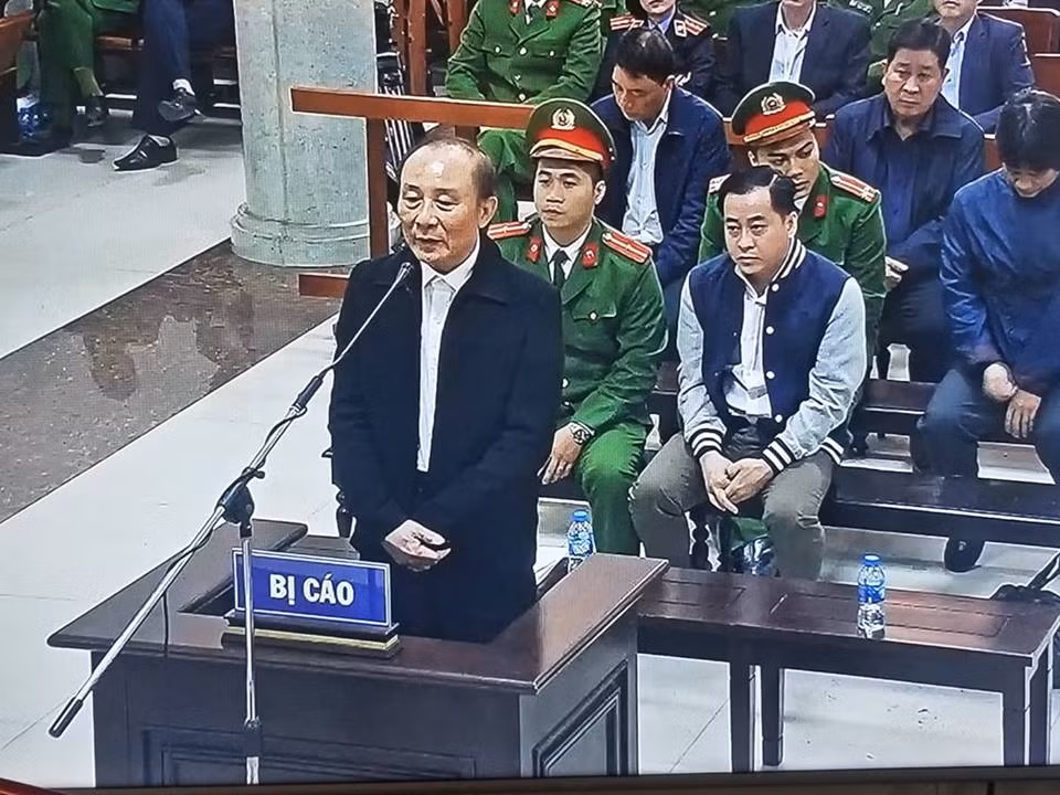 Bị cáo Phan Hữu Tuấn (nguyên Trung tướng, Phó Tổng cục trưởng Tổng cục V) ra xét xử sáng nay về tội “Lợi dụng chức vụ quyền hạn trong khi thi hành công vụ”. Trước đó, trong cùng vụ án của Vũ “nhôm”, bị cáo Phan Hữu Tuấn bị phạt 7 năm tù. (Ảnh chụp qua màn hình).