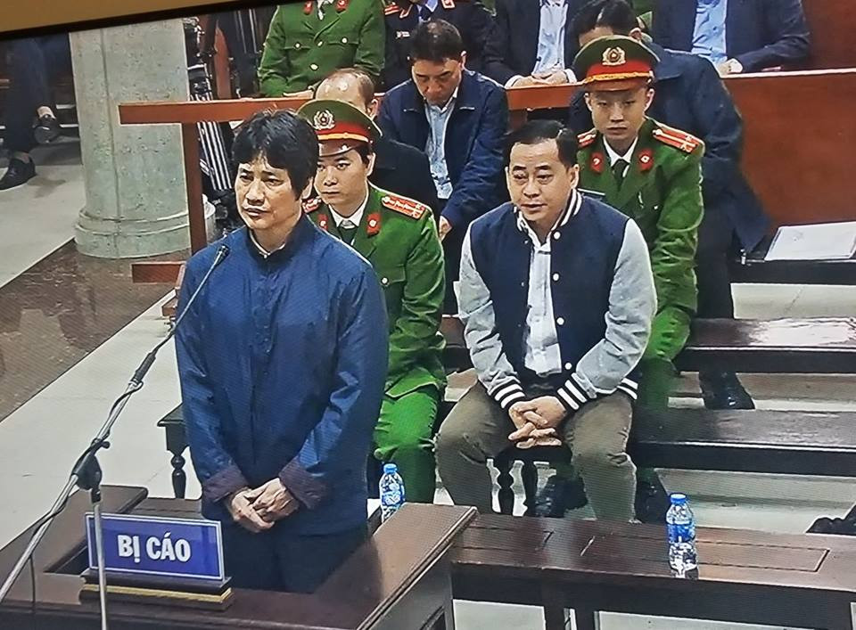 Bị cáo Nguyễn Hữu Bách (nguyên Đại tá, Phó Cục trưởng thuộc Tổng cục V) tại phiên xử sáng nay. Ở vụ trước đó bị đưa ra xét xử cùng Vũ “nhôm”, bị cáo Bách phải lĩnh mức án 6 năm tù. (Ảnh chụp qua màn hình).