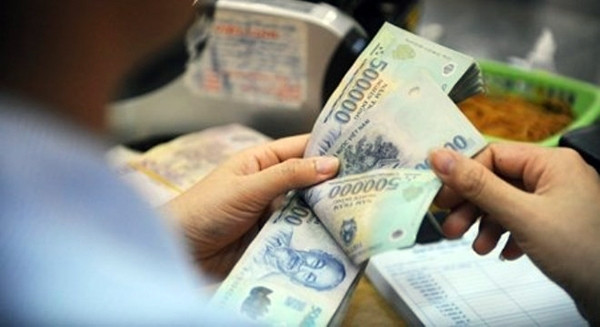 Lua tien de chay viec, truong cong an xa bi bat