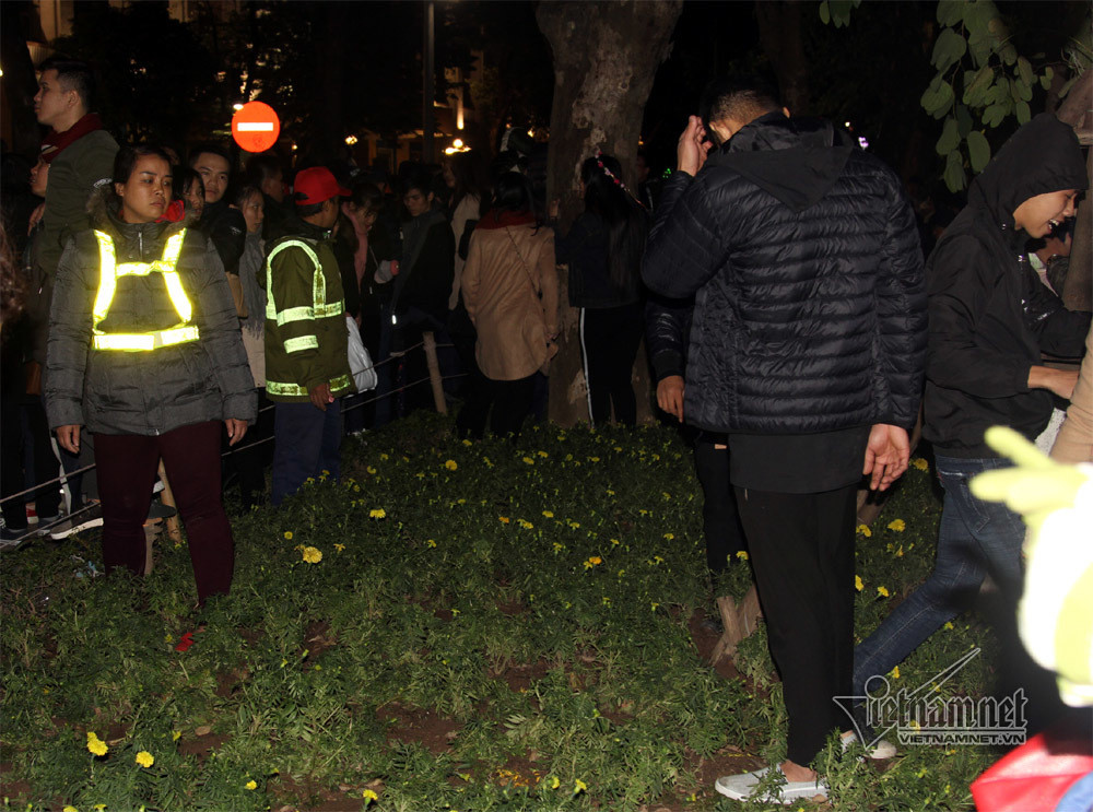 Công nhân công ty cây xanh bất lực không bảo vệ được vườn hoa