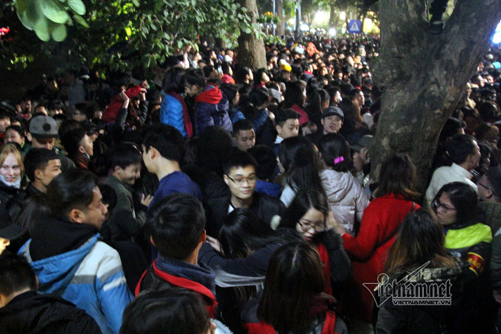 Phố đi bộ quá tải, nghìn người băng qua vườn hoa