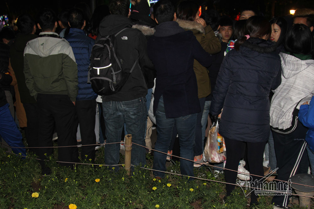 Hàng dây mỏng manh không thể bảo vệ được trước lượng người quá lớn