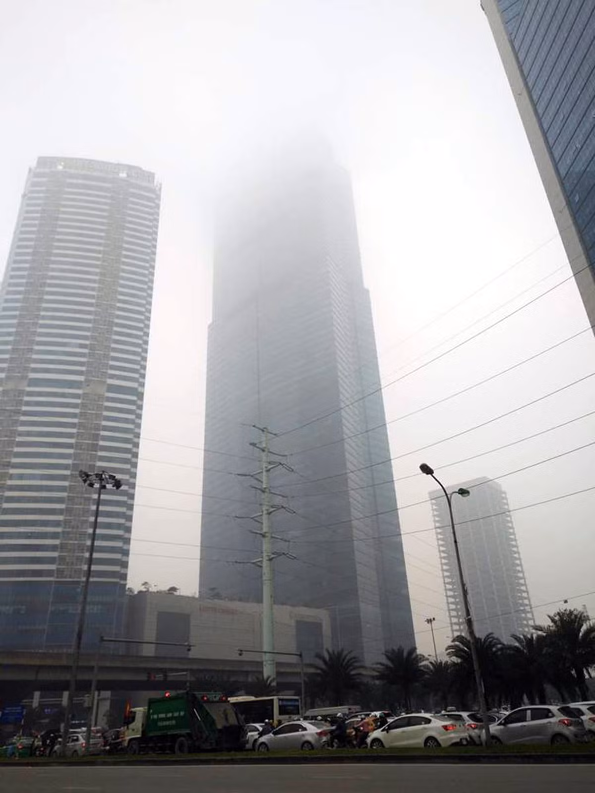 Tòa nhà Keangnam đường Phạm Hùng cũng bị sương mù "nuốt chửng" một nửa.