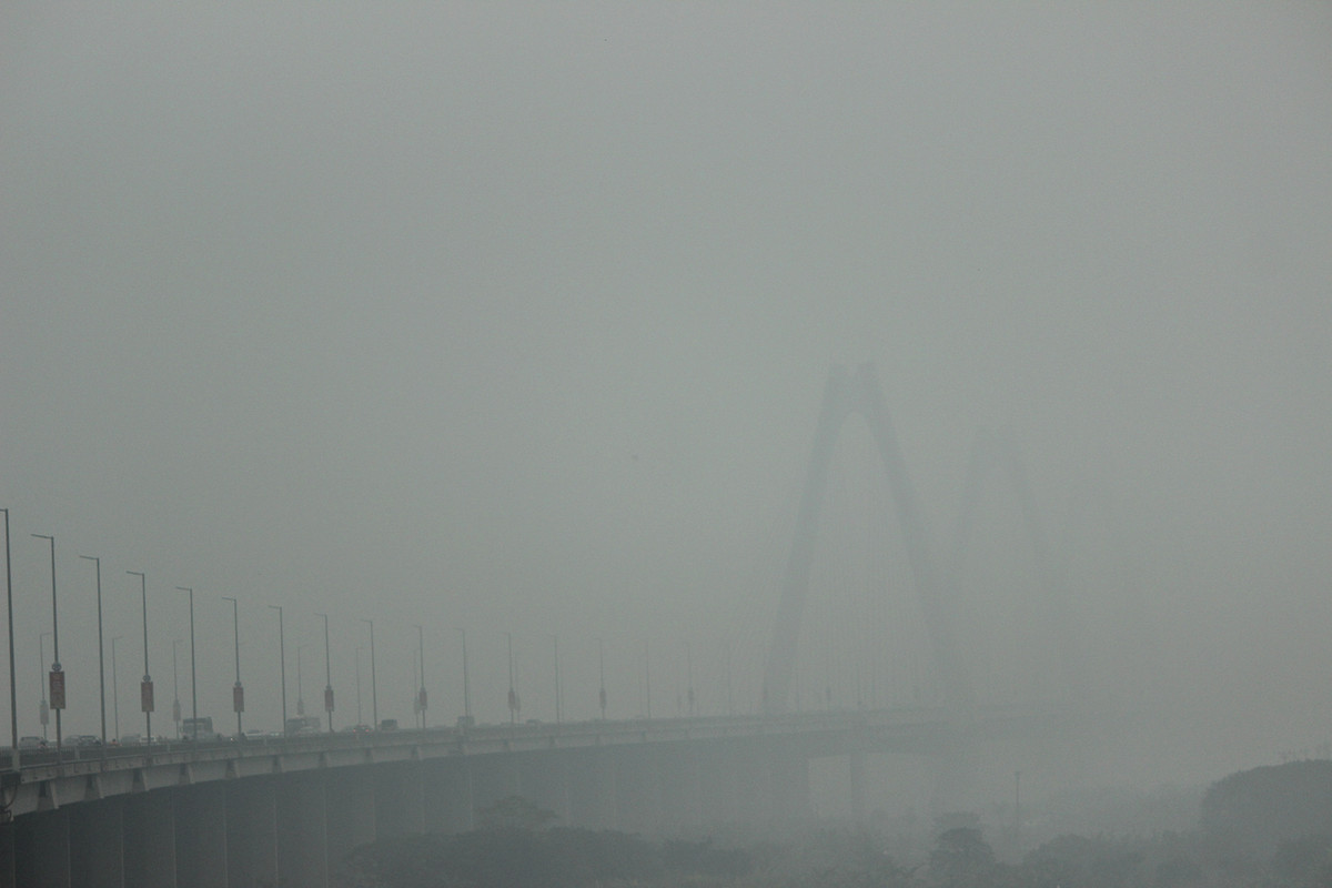 Hình ảnh cây cầu Nhật Tân (Hà Nội) dần "biến mất" màn sương mù sáng nay.