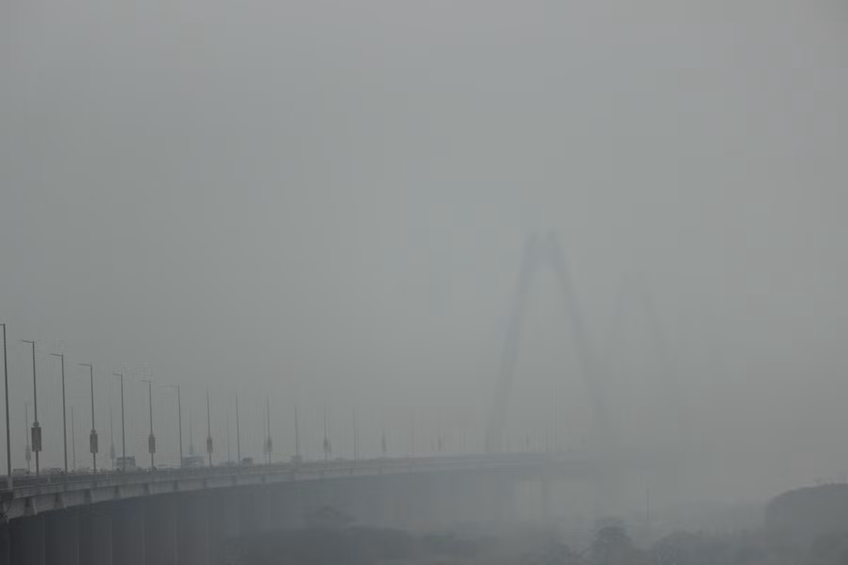 Hình ảnh cây cầu Nhật Tân (Hà Nội) dần "biến mất" màn sương mù sáng nay.