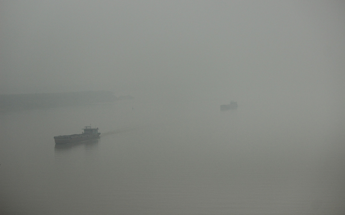 Những chiếc thuyền di chuyển trên sông Hồng cũng phải đi rất chậm vì ảnh hưởng bởi sương mù.
