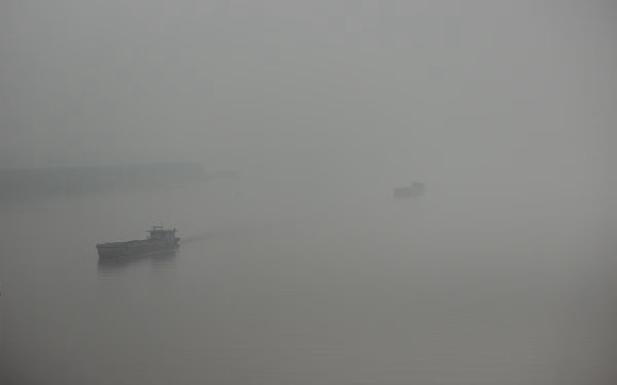 Những chiếc thuyền di chuyển trên sông Hồng cũng phải đi rất chậm vì ảnh hưởng bởi sương mù.