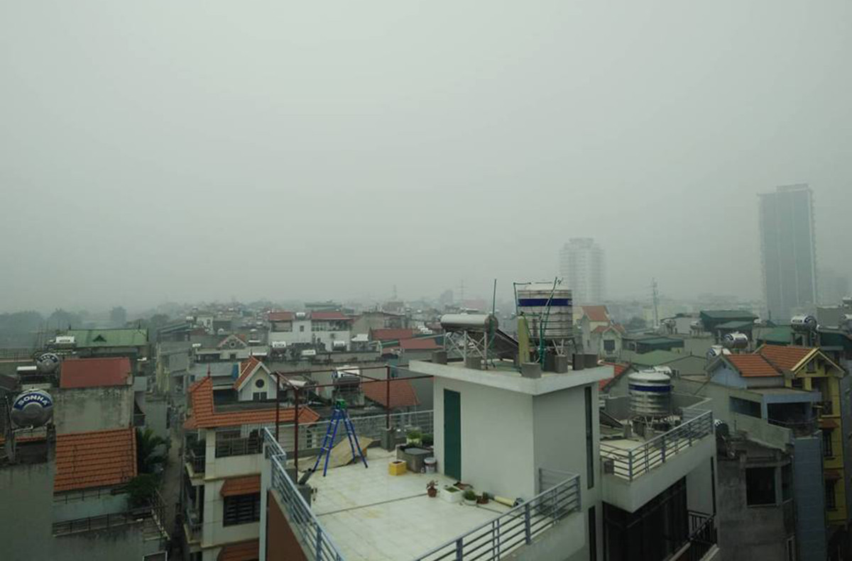 Các tòa nhà cao tầng dường như bị sương mù "nuốt chửng", đứng từ xa rất khó có thể quan sát thấy.