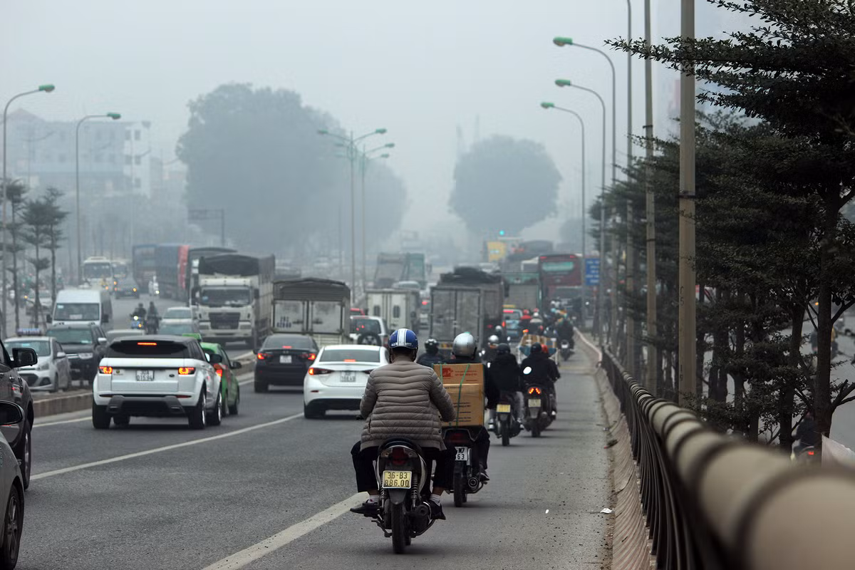 Hiện tượng sương mù bao phủ Hà Nội sáng nay nhanh chóng biến đường phố Thủ đô thành một Sa Pa thứ 2 mờ mờ, ảo ảo.