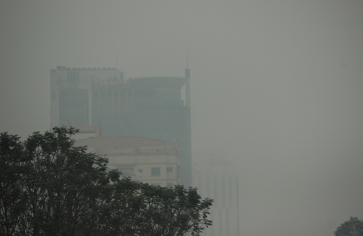 Hơn 10h sáng nay, lượng sương mù ở Hà Nội vẫn rất dày.
