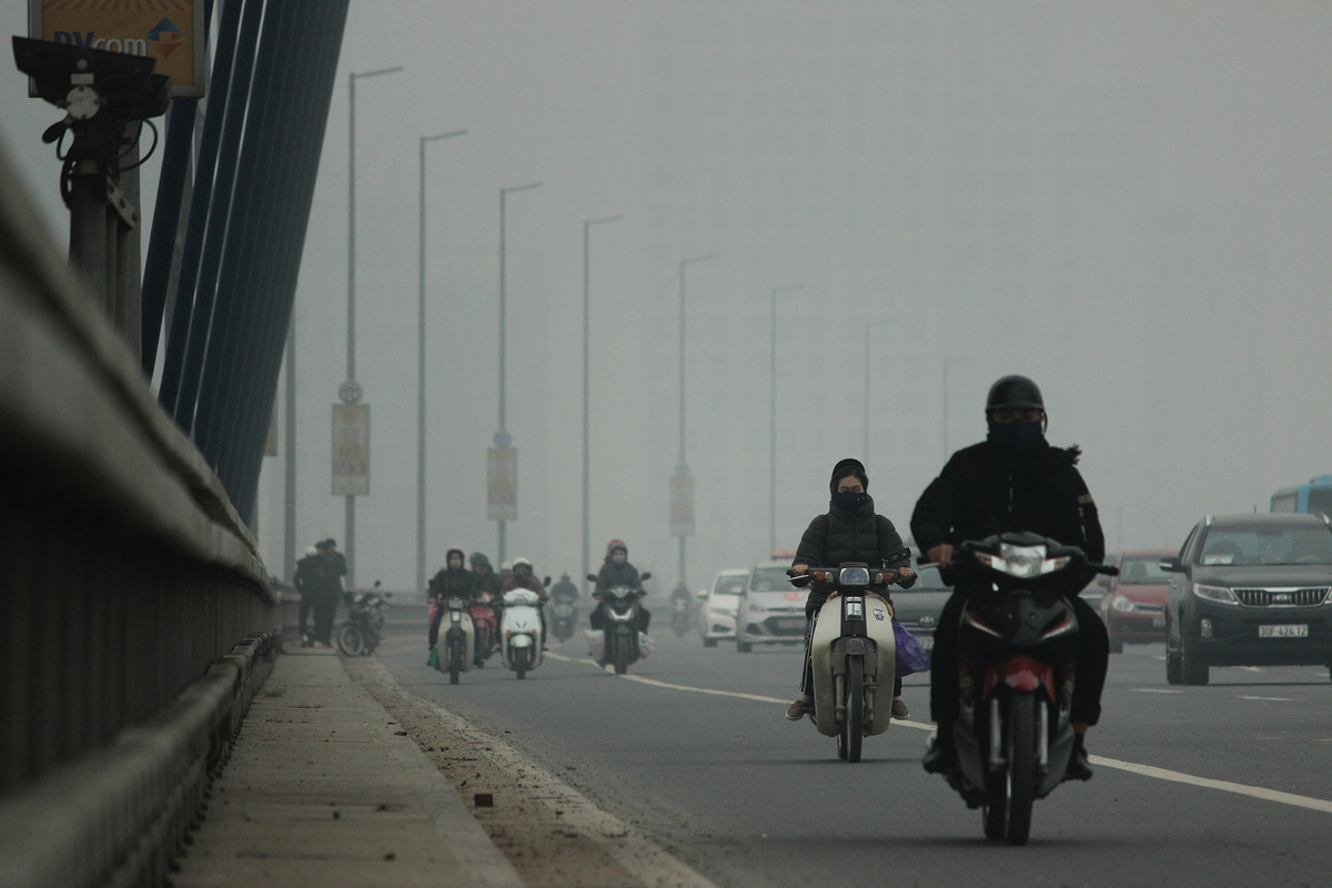 Đến khoảng 10h sáng cùng ngày, hiện tượng sương mù bao phủ Hà Nội vẫn chưa giảm.