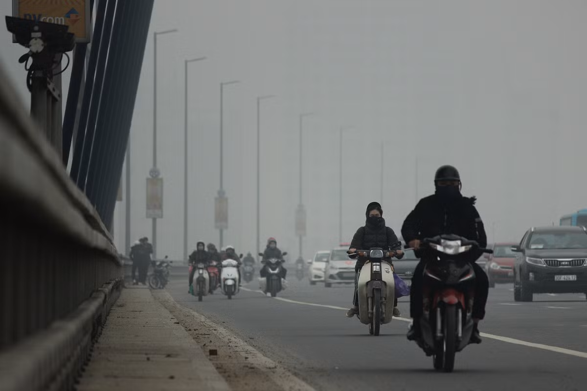 Đến khoảng 10h sáng cùng ngày, hiện tượng sương mù bao phủ Hà Nội vẫn chưa giảm.