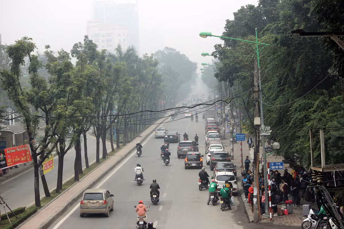 Từ sáng sớm ngày 25/1, các tuyến đường xung quanh trung tâm TP Hà Nội bị bao phủ bởi lớp sương mù dày đặc, tầm nhìn khoảng 100m.