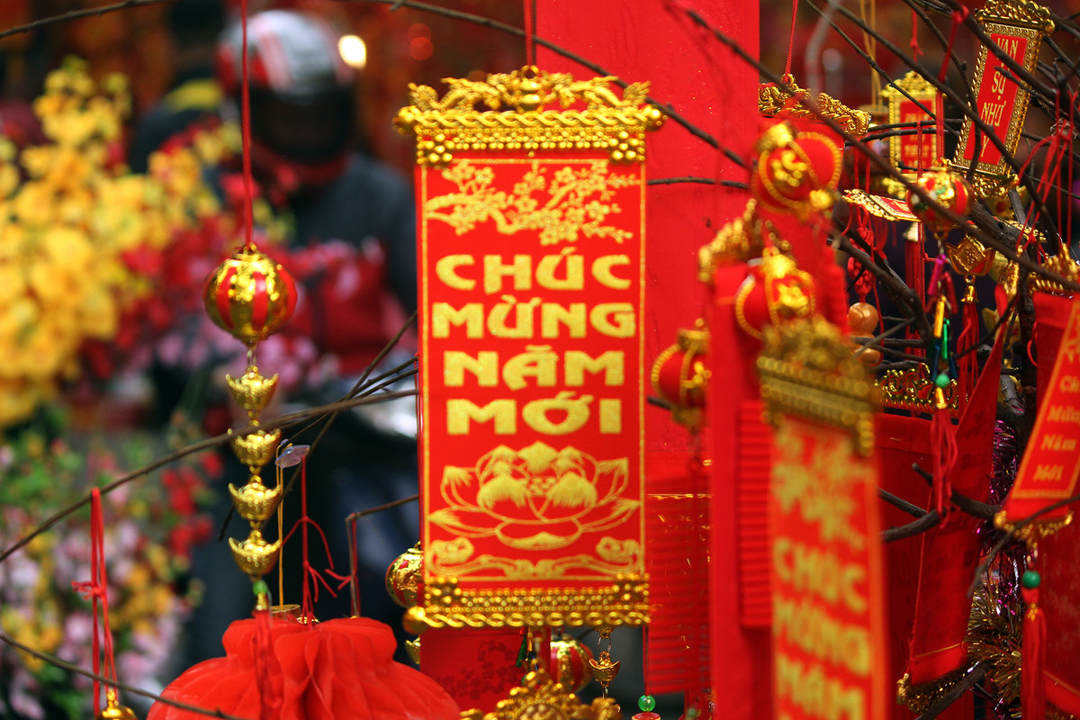 Những câu chúc năm mới được bày bán khắp phố Hàng Mã cho người dân Thủ đô lựa chọn.