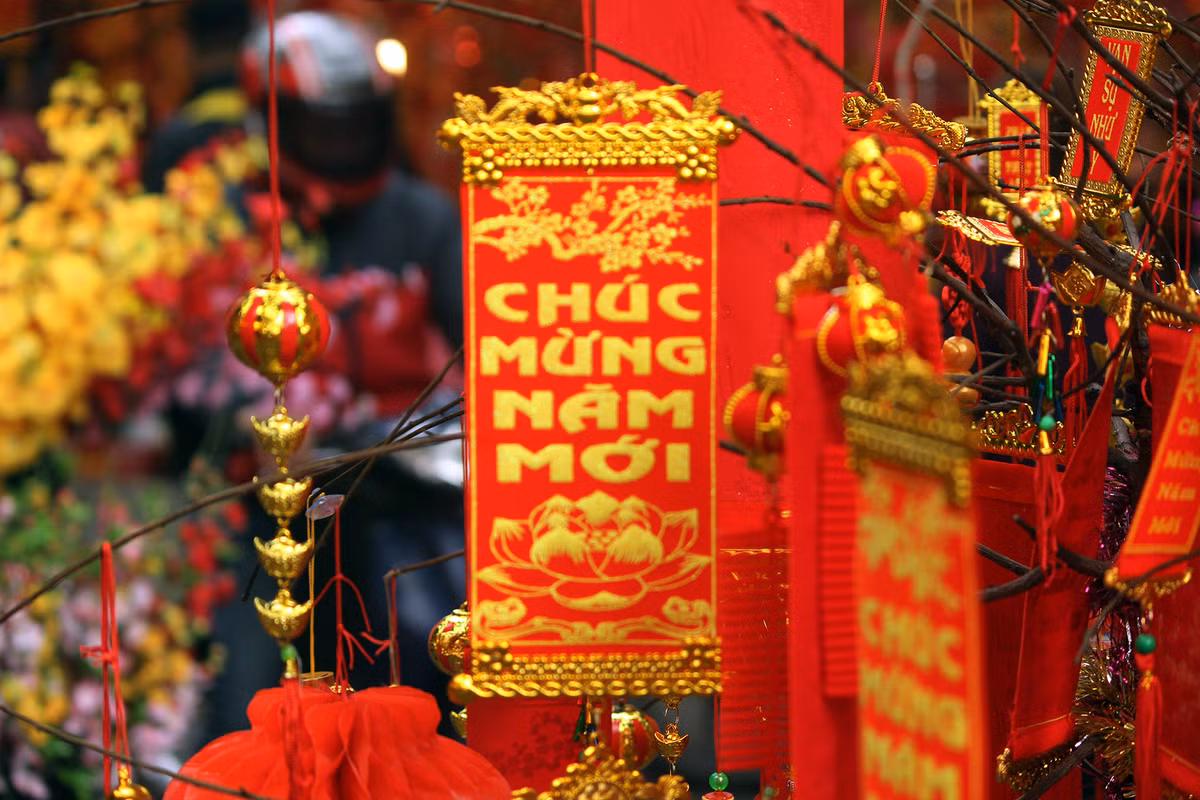 Những câu chúc năm mới được bày bán khắp phố Hàng Mã cho người dân Thủ đô lựa chọn.