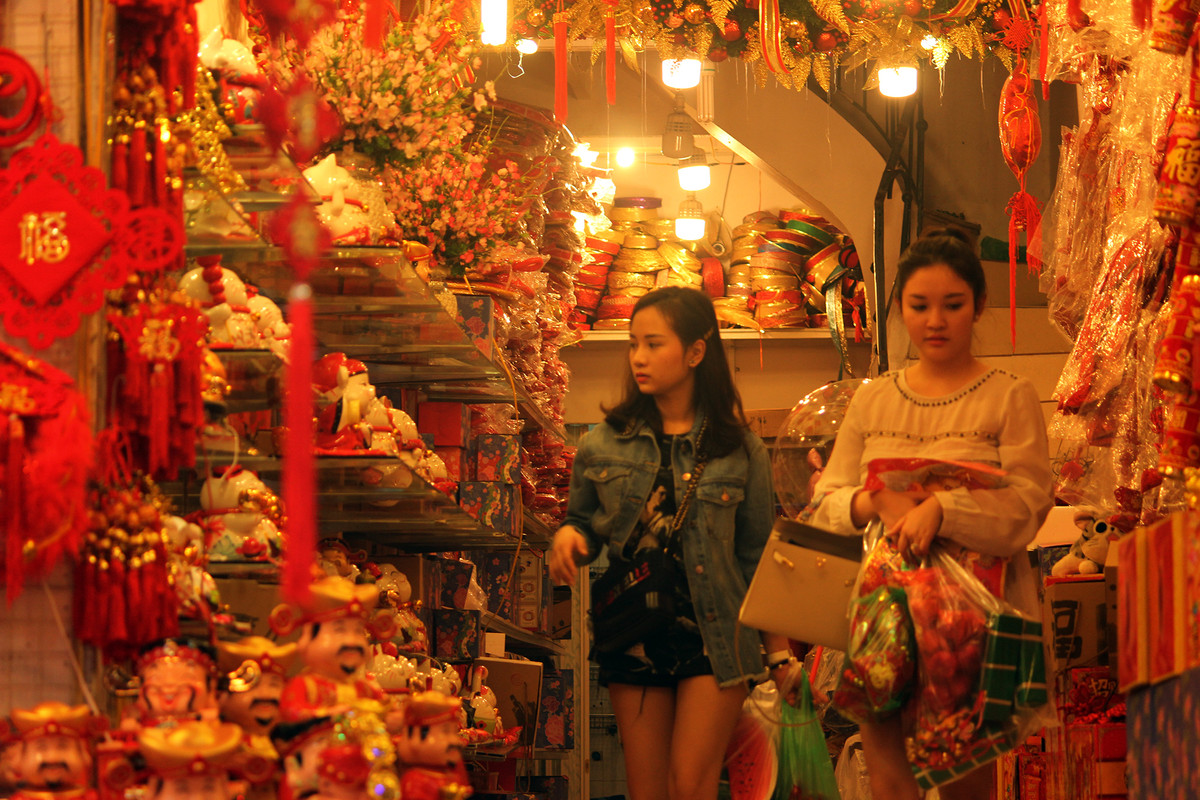 Phố Hàng Mã không chỉ là nơi để mua sắm mà còn là nơi để vui chơi, hòa mình vào không gian đậm chất Tết.