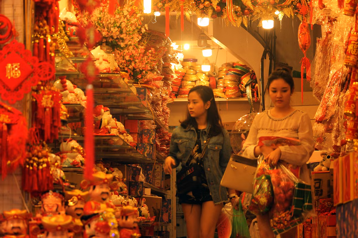 Phố Hàng Mã không chỉ là nơi để mua sắm mà còn là nơi để vui chơi, hòa mình vào không gian đậm chất Tết.